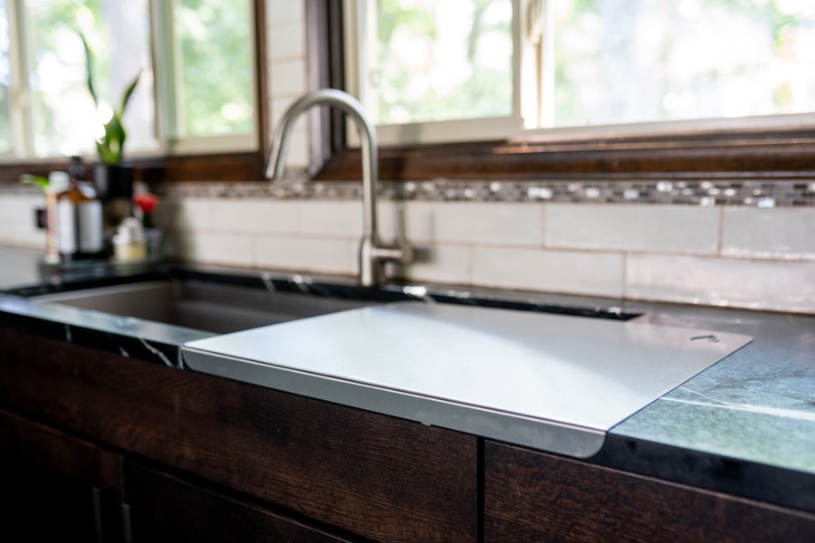 STELE Medium bridging a kitchen sink as extra counter space